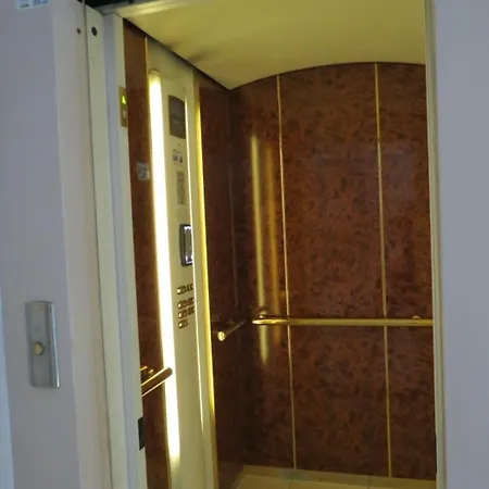 Saint-maurille Coeur D'angers Et Parking